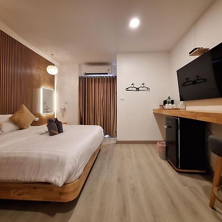 Koh Larn White House Hotel Exterior photo