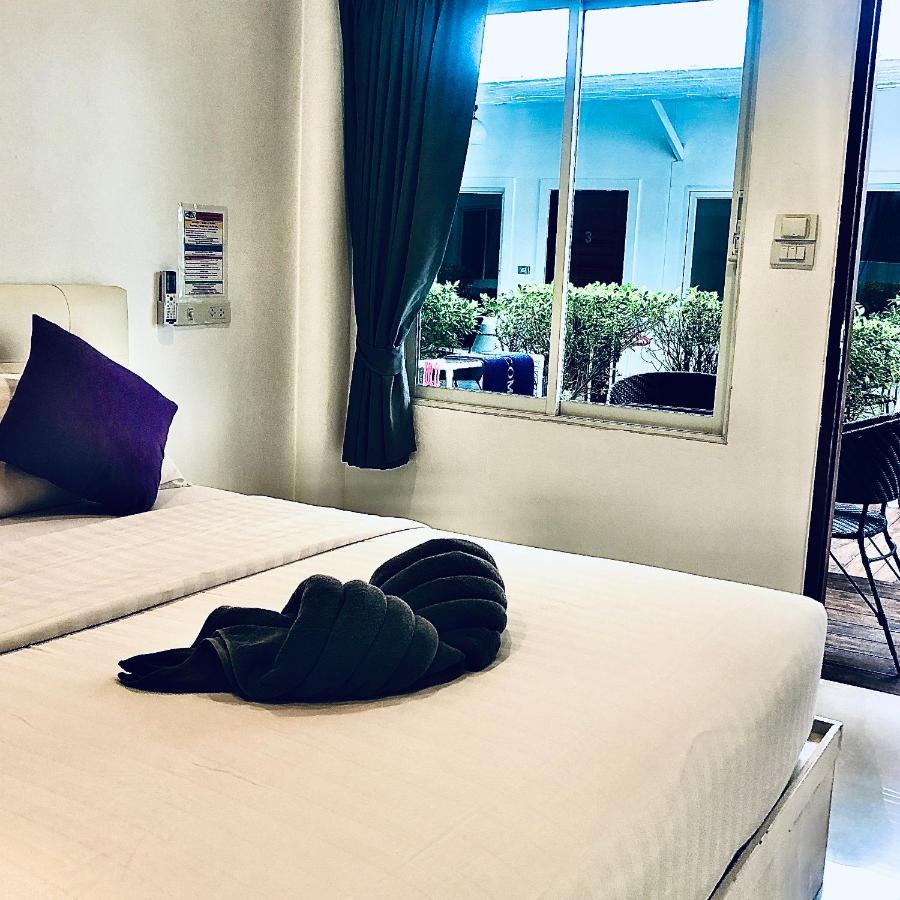 Koh Larn White House Hotel Exterior photo