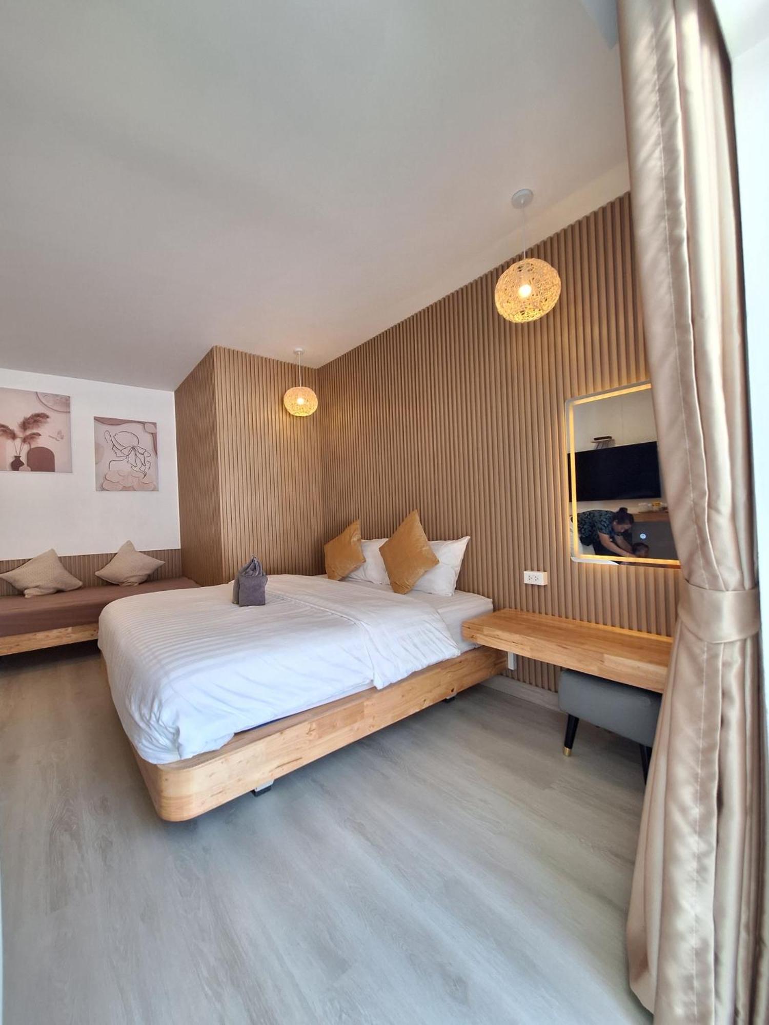 Koh Larn White House Hotel Exterior photo